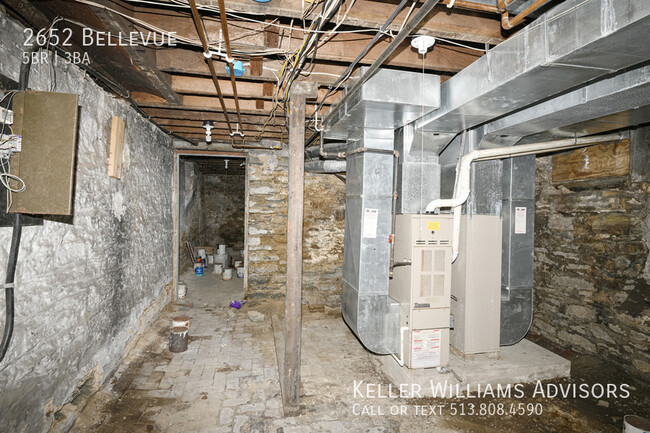 Building Photo - 2652 Bellevue-