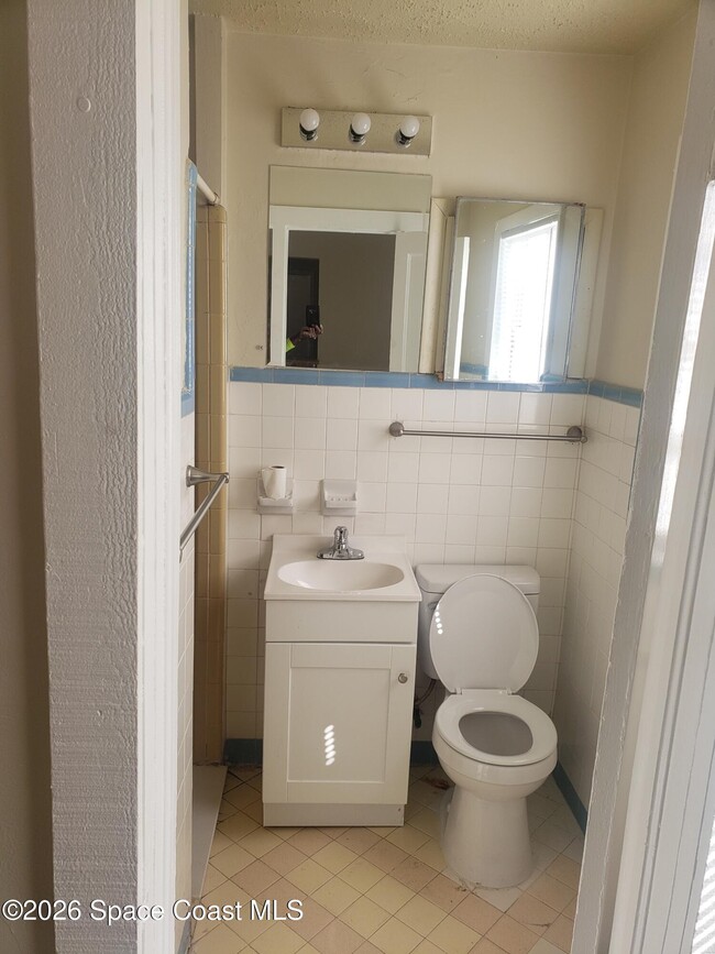 Building Photo - 2114 Henry St NE