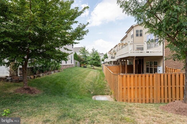 Building Photo - 42541 Dreamweaver Dr