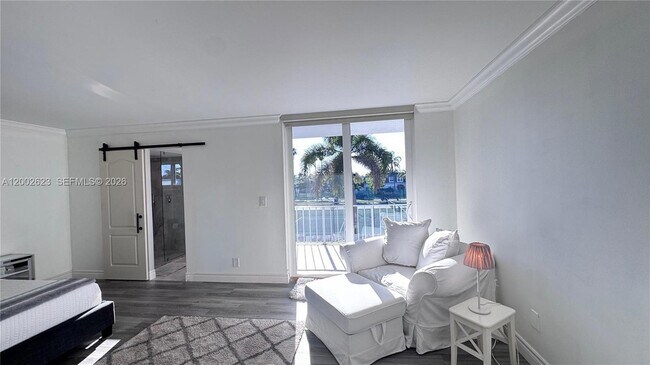 Building Photo - 903 NE 27th Ave