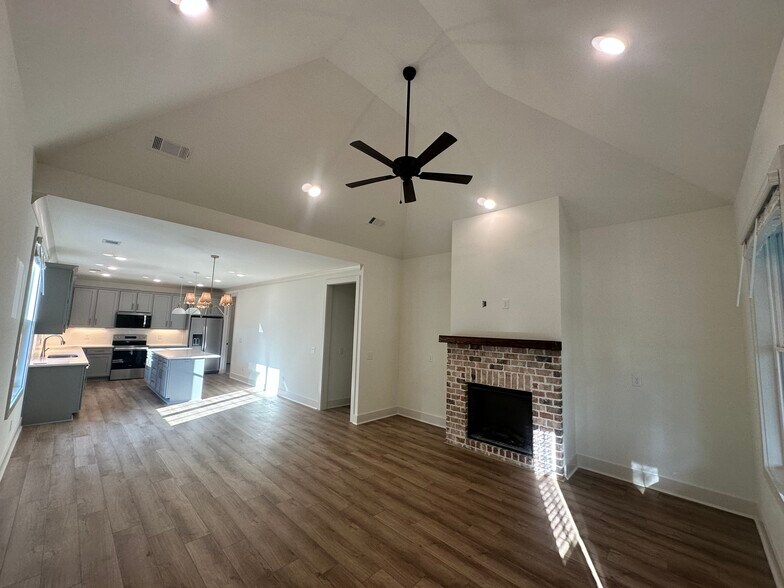 Primary Photo - 402 Phillips Ave