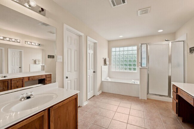 Building Photo - 9915 Alms Park Dr