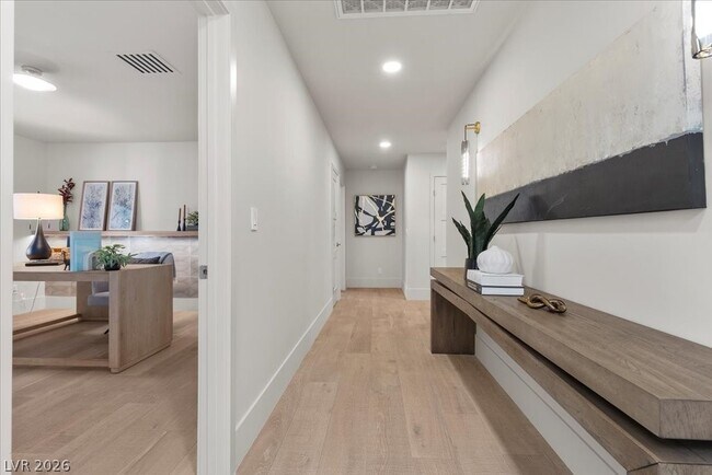 Building Photo - 2401 Driftwood Dr