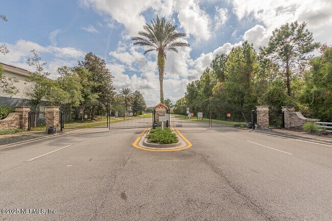 Building Photo - 608 Spruce Creek Rd