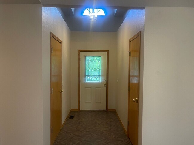 Building Photo - OZARK HOME CHECK OUT this charming 3 bedro...
