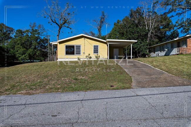 Building Photo - **Reduced Price** Adorable 3 Bedroom/1 Bat...