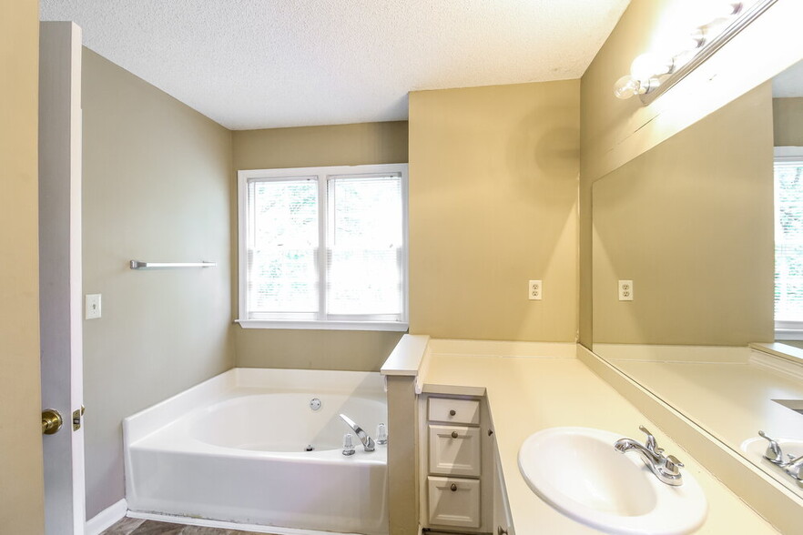 Building Photo - 1368 Chatley Way