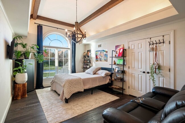Building Photo - Fully-Furnished Luxurious Home in Nevillewood