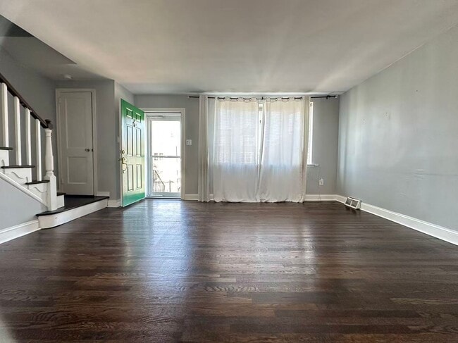 Building Photo - 3B2B House near Complex Sport Center Available NOW