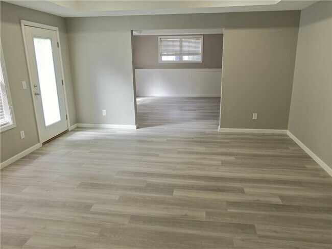 Building Photo - 4901 Planters Walk