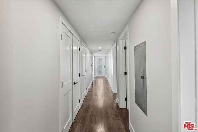 Building Photo - 819 E La Palma Dr