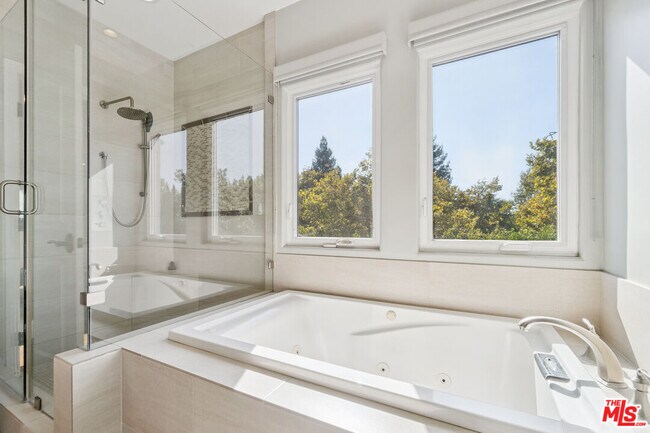 Building Photo - 956 S Longwood Ave