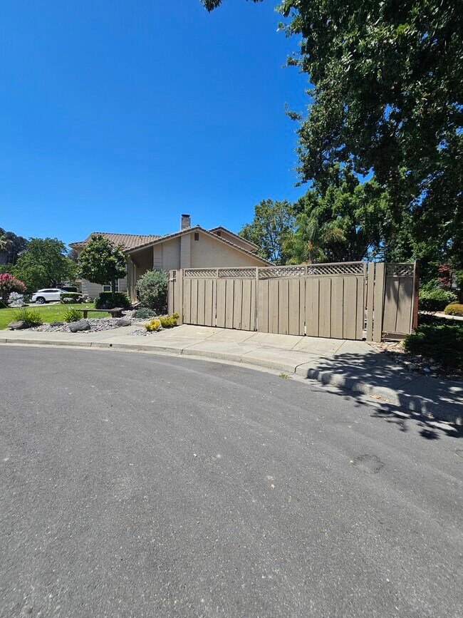 Building Photo - 45 Mainprice Ct