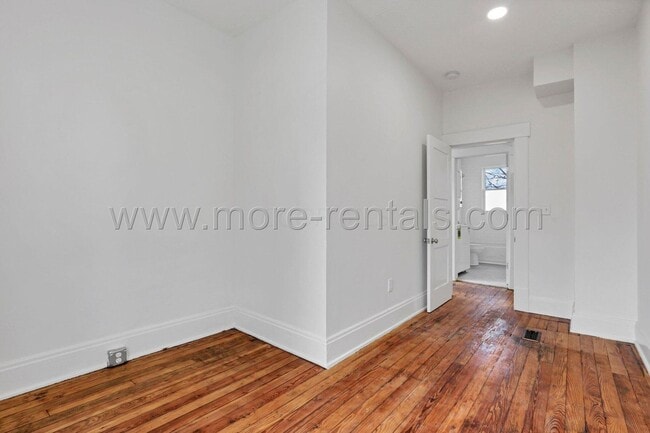 Building Photo - Stunning and move-in ready 3 bdr house