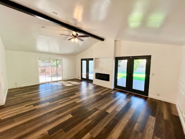 Building Photo - Updated 4B 2BA Home in Paradise Hills w/ S...