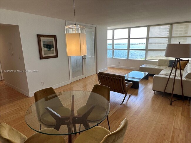 Building Photo - 1440 Brickell Bay Dr