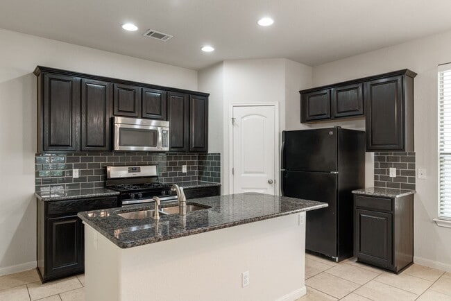 Building Photo - Modern single-story condo - Available now!