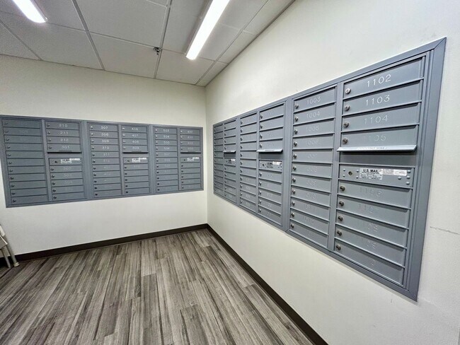 Building Photo - Horizon West Condo for Rent with South-side Views of the Flatiron Mtns