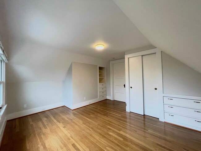 Building Photo - Elegant 4BR 2.5Bath Home with Fenced Yard & Garage Across from Seattle Prep**2 weeks free**