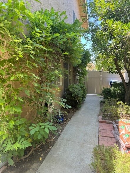 Building Photo - 6828 Ponce Ave