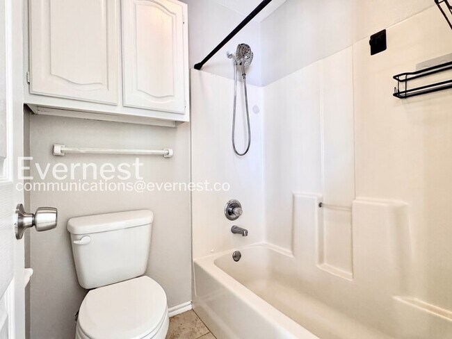 Building Photo - 3 Bed/2 Bath Home with Fenced Yard & Garage / Pet-Friendly / Available Now!