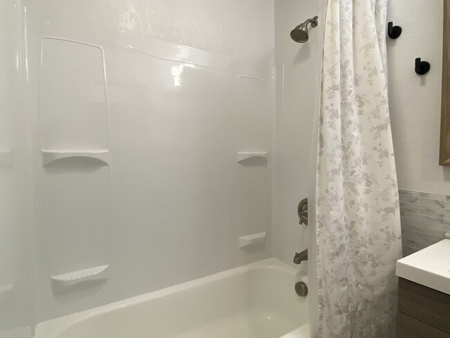 Building Photo - Remodeled Cottage