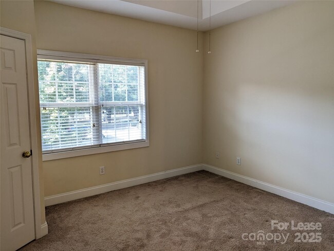 Building Photo - 917 Shearer St