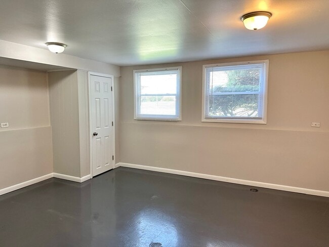 Building Photo - 525 Ryan Ln