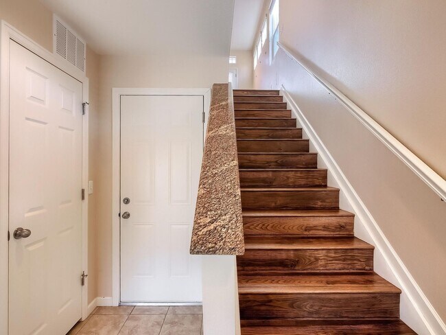 Building Photo - 2 Bedroom Townhome in Denver
