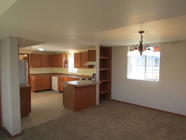 Building Photo - 510 S Circle Dr