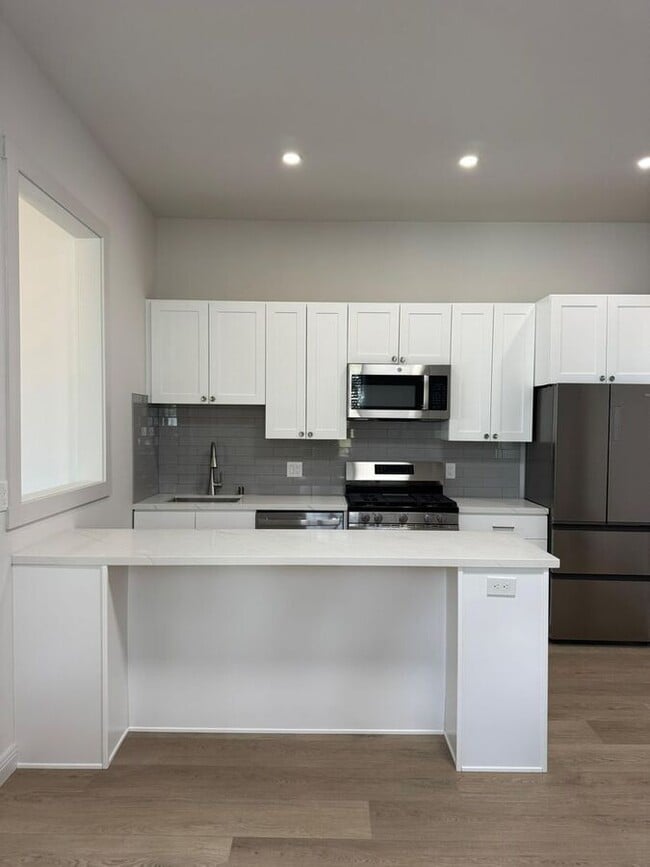 Building Photo - 169 Fair Oaks St