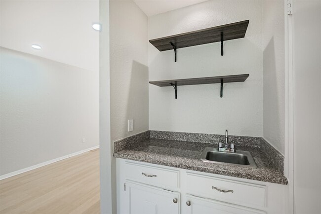 Building Photo - 2507 Bering Dr