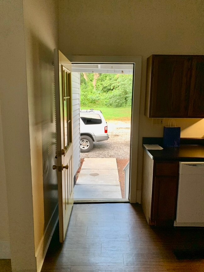 Building Photo - 160 Lyndon Ave