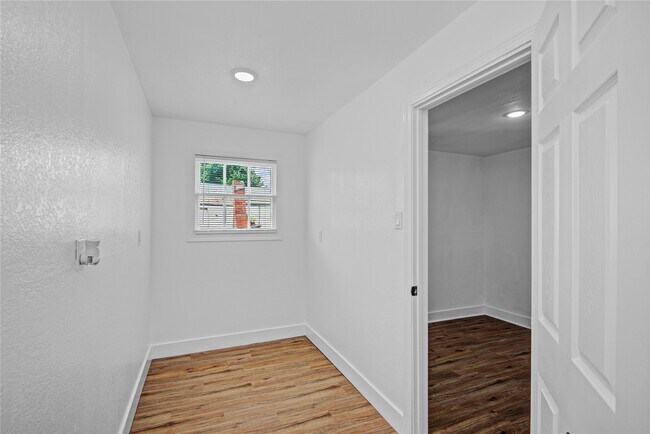 Building Photo - 1203 W 6th St