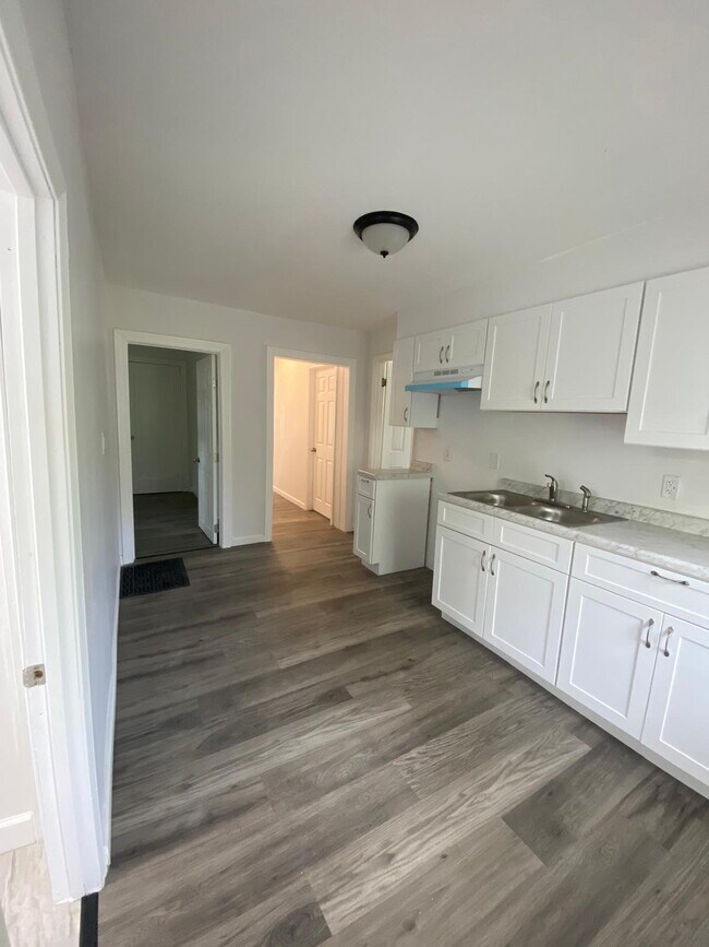 Building Photo - Bright & Inviting 3-Bedroom Home
