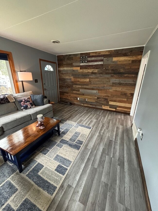 Building Photo - Charming 2-Bedroom Home in La Crosse Close...