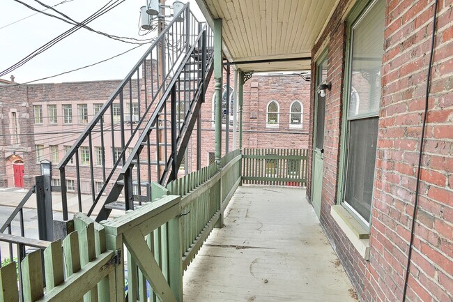 Building Photo - 242 Harris St