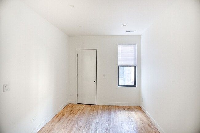 Building Photo - Amazing 2 Bed/2 Bath Apartment in prime Li...