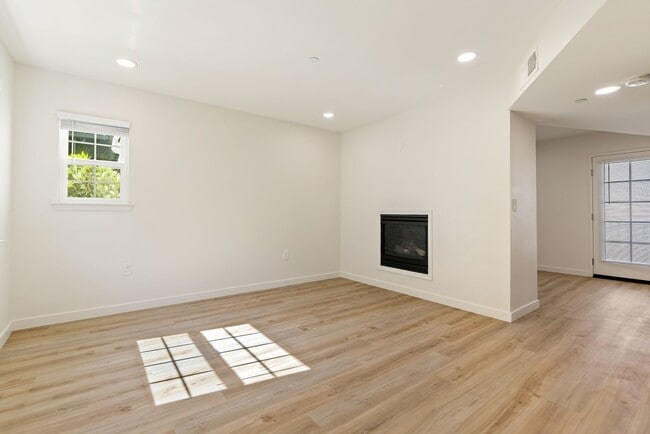 Building Photo - 2 Bedroom 1.5 Bath townhouse with private ...