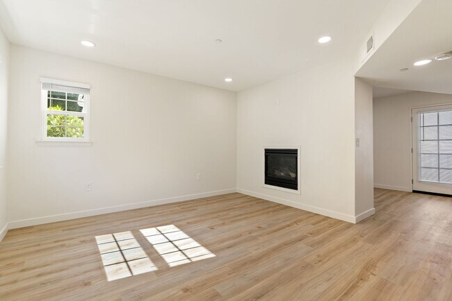Building Photo - 2 Bedroom 1.5 Bath townhouse with private balcony and 2 car garage