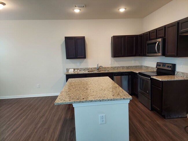 Building Photo - Stunning Townhome with Modern Finishes & Resort-Style Amenities – Available July 1!