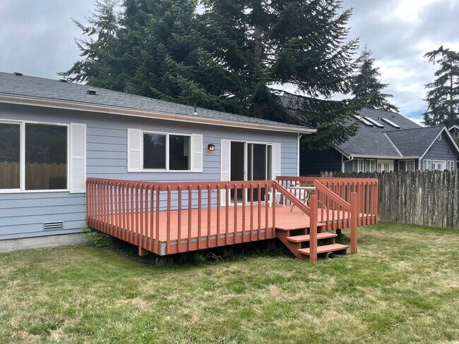 Building Photo - Single Level Useless Bay Home with Bonus Room!