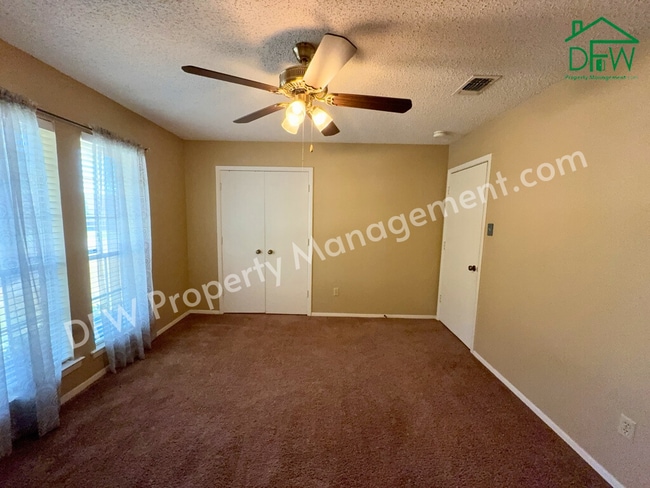 Building Photo - Charming 3-Bedroom Home with Fenced Backyard & Fireplace in Arlington!