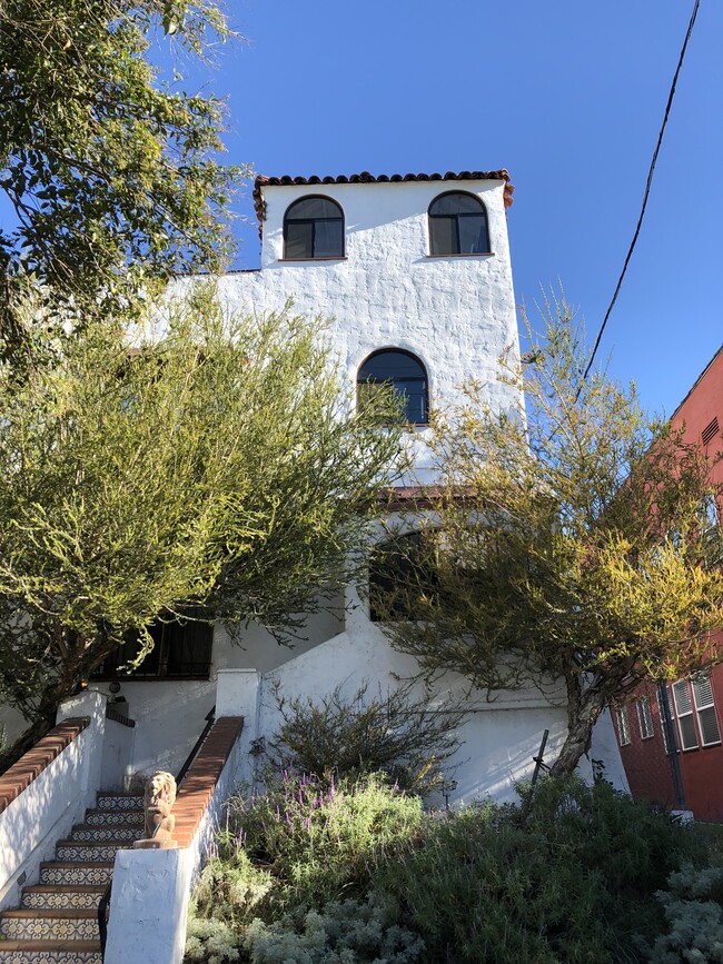 building exterior - 3425 Bellevue Ave