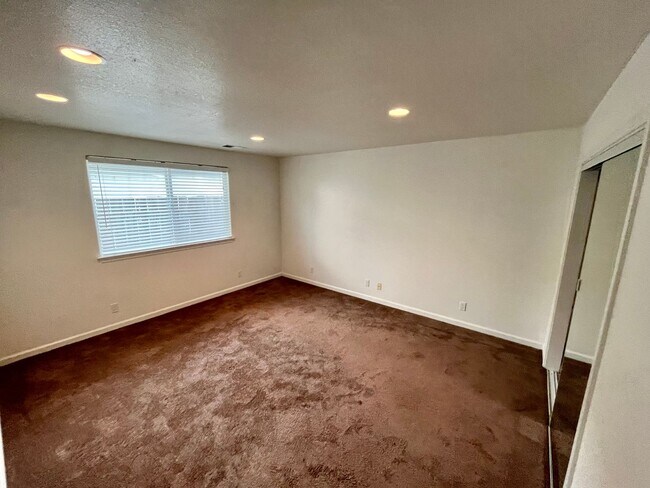 Building Photo - 3062 Girard Ct