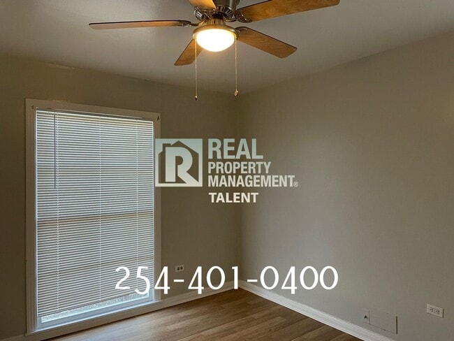 Building Photo - 3719 Parkwood-