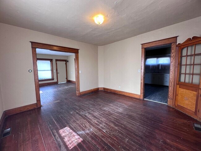 Building Photo - 905 Oak-