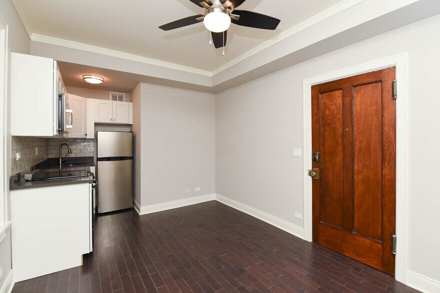 Building Photo - 640 W Wrightwood Ave