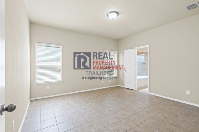 Building Photo - Modern 4-Bed Home in Prime Location
