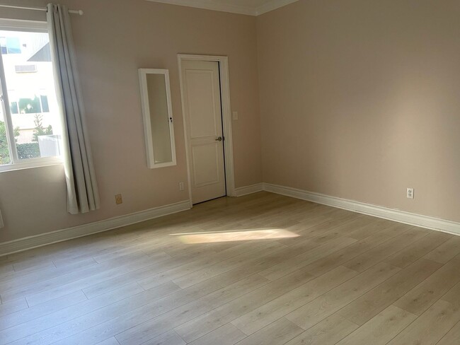 Building Photo - Spacious 1-bedroom 1-bath in a great compl...